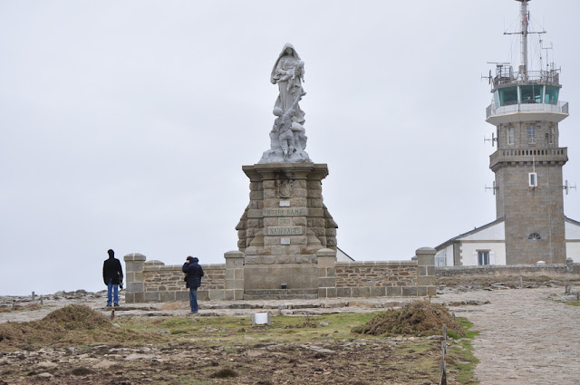 A estátua de Notre-Dame des Naufragés (ou Nossa Senhora dos Naufragados) dá a ideia do quanto o lugar é perigoso para navegar. Ao fundo, o Sémaphore - Pointe Du Raz - França
