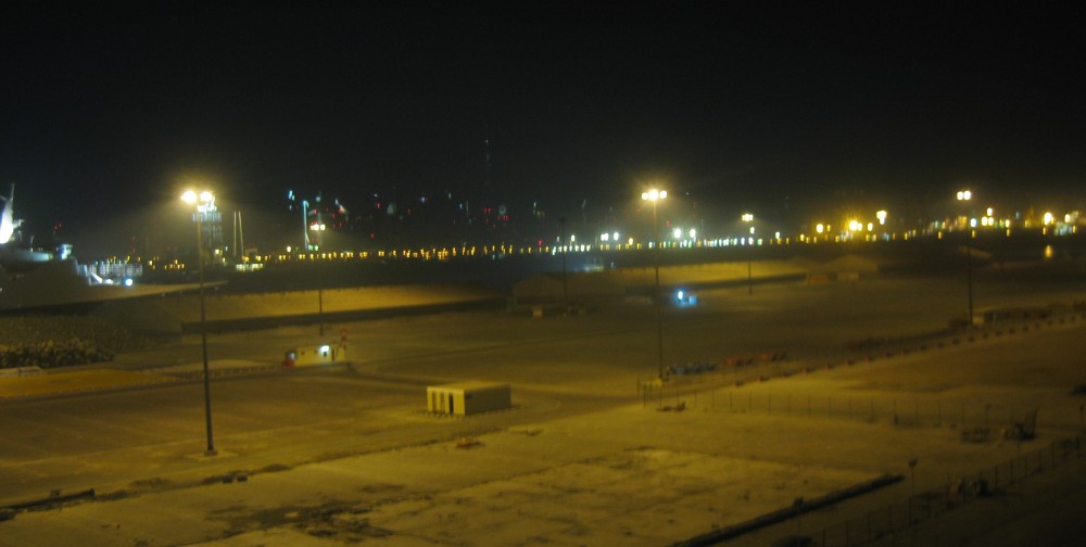 Hafen und Skyline Dubai vom Schiff aus bei Nacht Hafen und Skyline Dubai vom Schiff aus bei Nacht