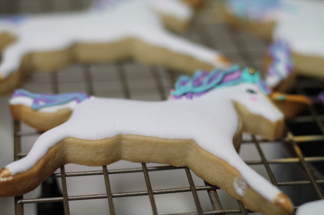unicornpartydecor,Ideas to make unicorn theme cookies,unicorcakes,Unicorn cookies,unicorn birthday parties ideas,unicorinvitations,paperlesspost,unicorn cards,the cookie couture channel,birthday,