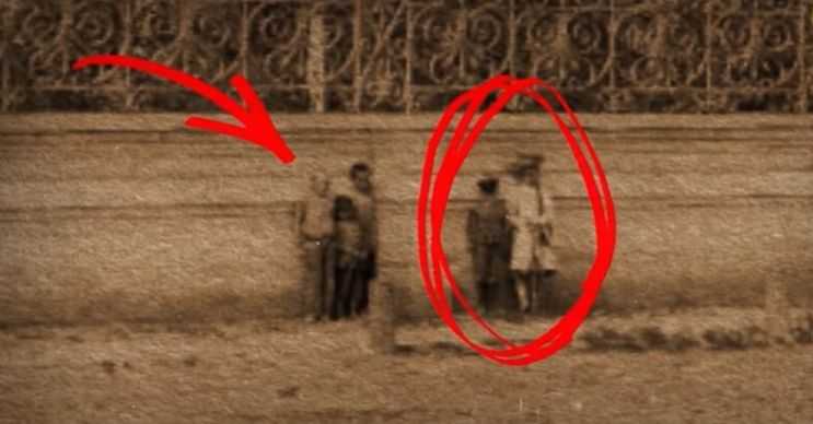 Hayalet kızın bu fotoğrafında yanında başka çocuklarında olduğu görülüyor.