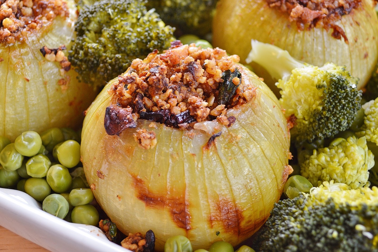 Запечь лук в духовке целиком рецепт. Запечь лук в духовке целиком рецепт. Запеченная луковица в духовке. Запечённый лук в духовке. Лук в духовке рецепты.