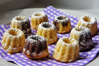 Rezept für glutenfreie Mini-Guglhupf. http://www.gluten-frei.net/2014/04/rezept-glutenfrei-mini-guglhupf.html