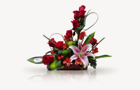 Arreglos de ikebana con rosas y lilis