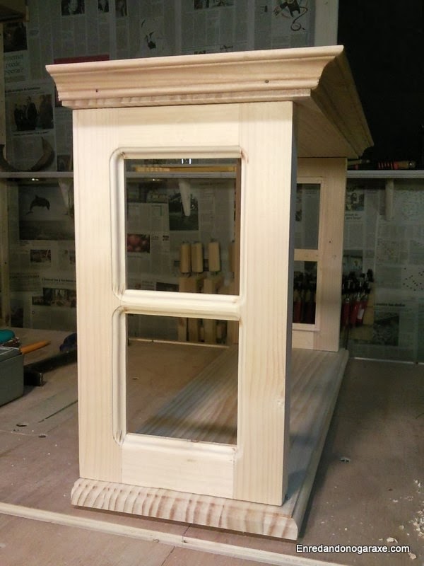 Fabricar una vitrina. Base, tapa y molduras decorativas. Enredandonogaraxe.com