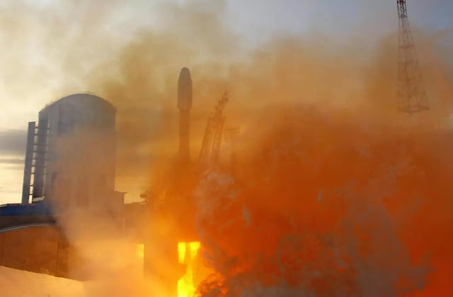 La navicella Souyz-2 con il satellite Meteor-M e 18 satelliti aggiuntivi lanciati dal nuovo cosmodromo russo Vostochny REUTERS / Shamil Zhumatov