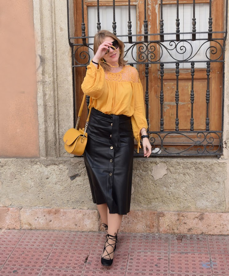 Falda_midi_con_blusa_crochet_mostaza