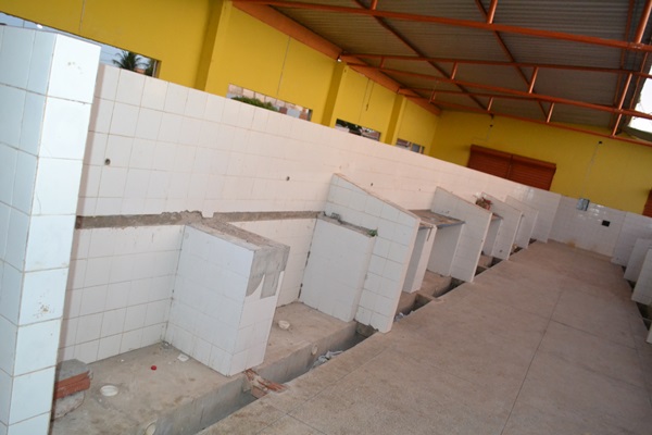 Prédio das marisqueiras no bairro do Valadão se encontra com suas estruturas praticamente destruídas, restando apenas às paredes, o piso e algumas pias.