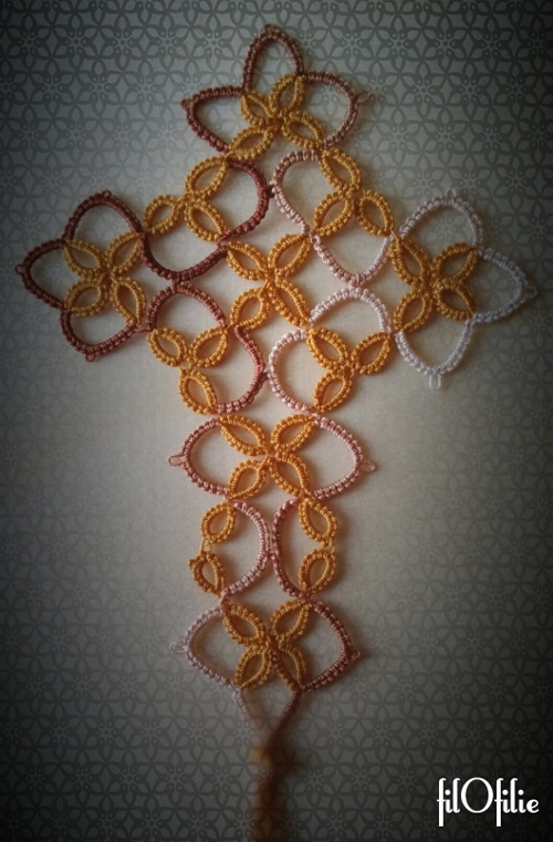 Croix en frivolité dentelle aux navettes, marque-page Croix en frivolité dentelle aux navettes, marque-page