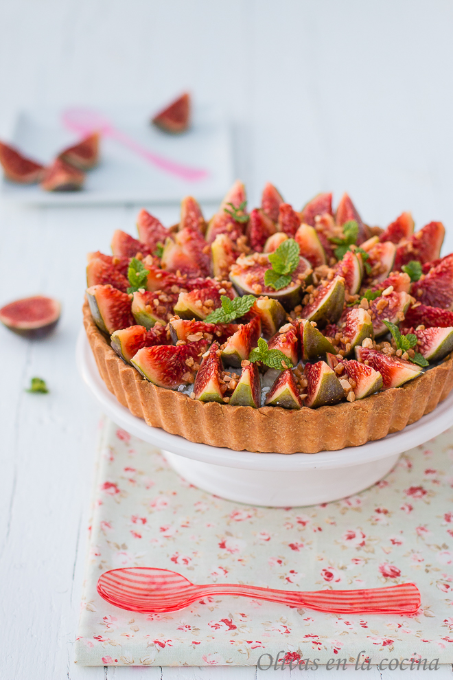 Tarta de higos con crema de fruta de la pasión y requesón