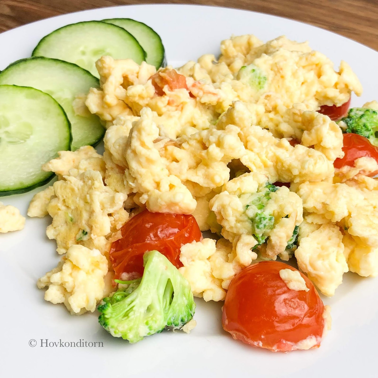 Scrambled eggs with Tomato, Broccoli and MangoPapaya Salsa