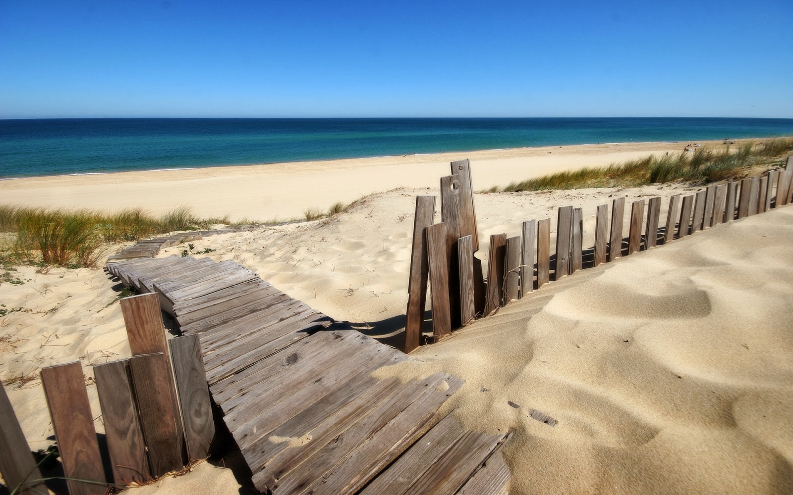 zomer-achtergrond-met-een-zand-strand-met-houten-trap.jpg
