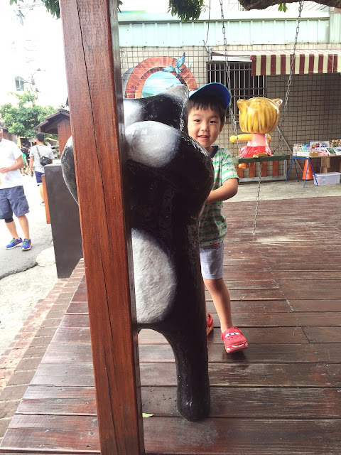 雲林虎尾頂溪彩繪社區。屋頂上的貓