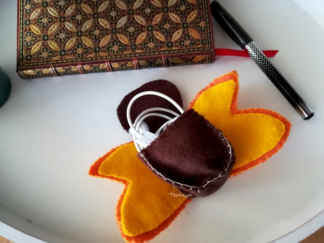 como-hacer-porta-cargador-fieltro