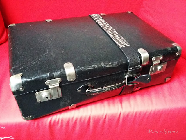 stara czarna tekturowa walizka