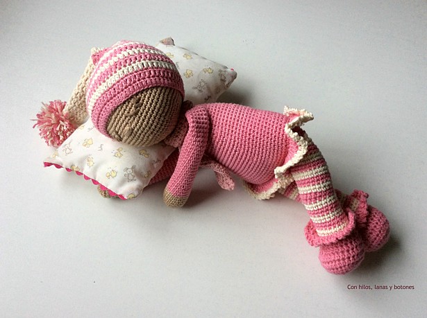 Con hilos, lanas y botones: bebé dormilón amigurumi