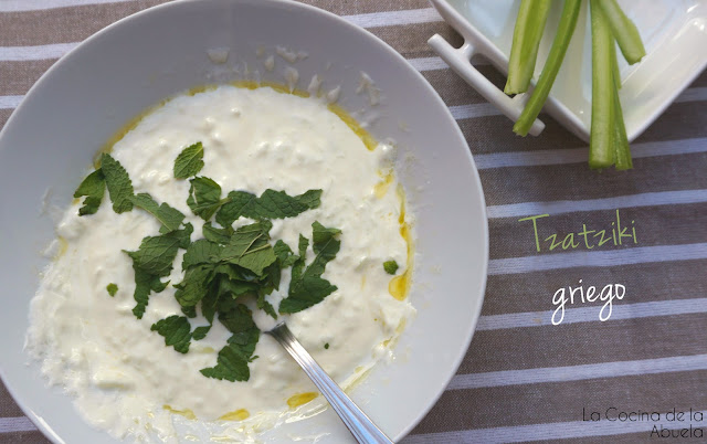 Tzatziki griego, crema de yogur y pepino.