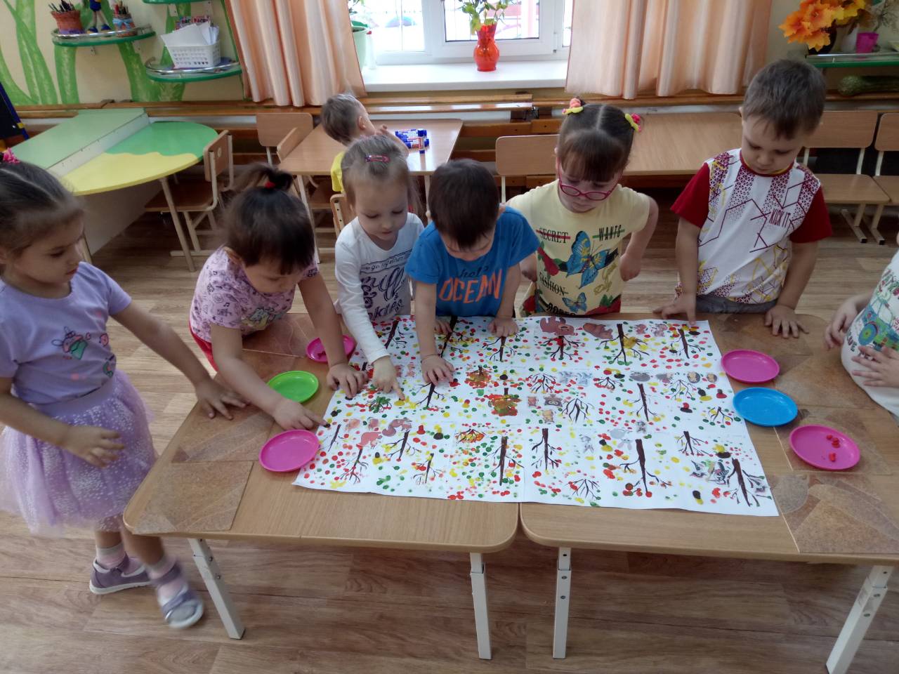 Нетрадиционная форма проведения праздников в 1 младшей группе. Коллективная работа коврик вторая младшая. Коллективная аппликация ко дню победы. Аппликация весенний ковер. Коллективная работа в детском саду.