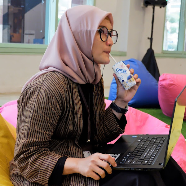 Konsumsi Heavenly Blush Greek Yogurt Saat Haid Agar Asupan Kalsium Tetap Terjaga