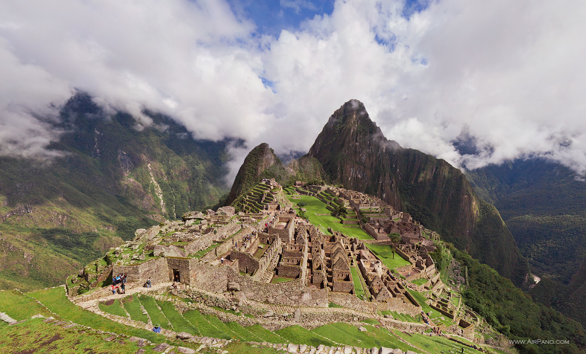 The impressive and gorgeous landscape of Machu Picchu, Peru. - The Seven Wonders Of The World Look Totally Different In These Unique Photos.