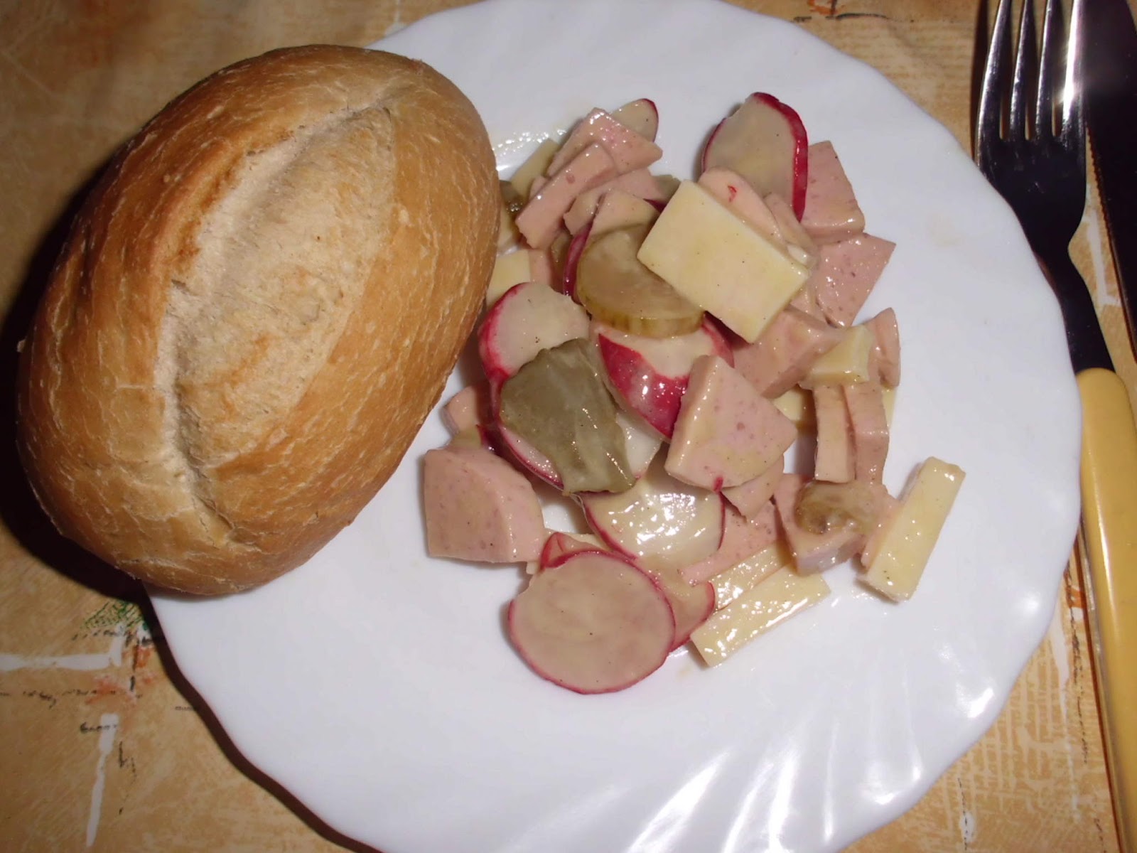 Strickdiwa: Radieschen-Käse-Wurst-Salat