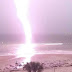 Η στιγμή που κεραυνός «χτυπά» την παραλία [βίντεο] !!!