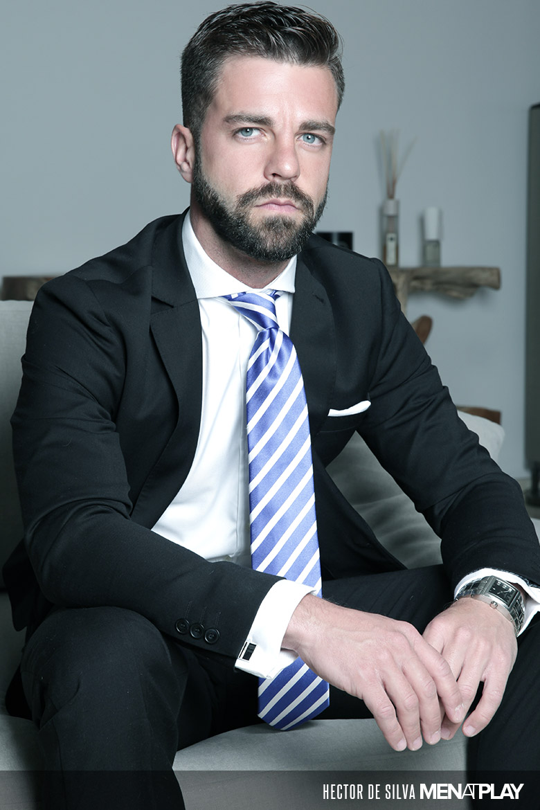 Hector de silva biography. Jay roberts в костюме. De silva. Гектор де сильва. De silva.