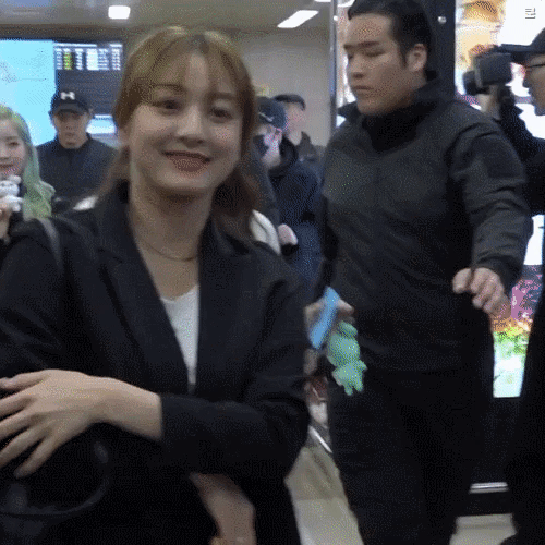 입국하는 미나, 지효, 나연, 모모