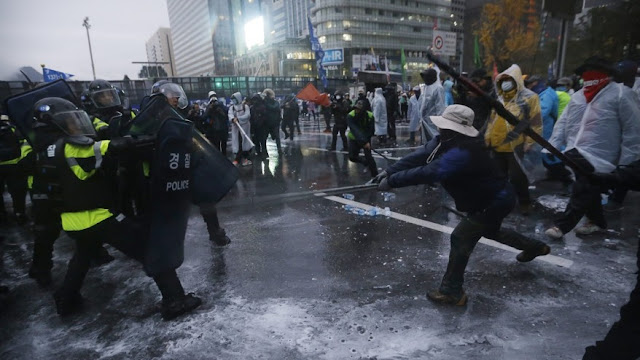 Enfrentamiento entre policías y manifestantes coreano violentos