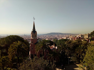 Barcelona-ao-fundo vista-do-parc-guell-para-a-cidade