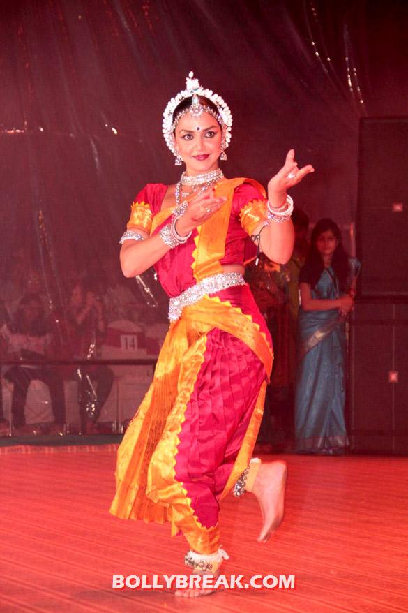 Esha Deol - (21) - Bollywood Celebs Dahi Handi Celebration Pics 2012