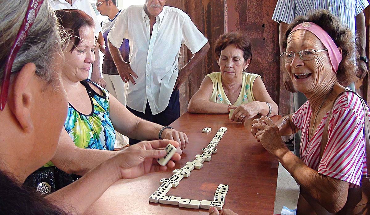 JUGANDO DOMINO