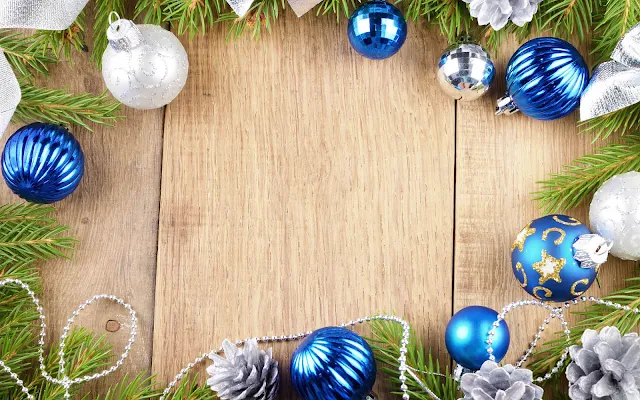 Blauwe en zilveren kerstballen en een houten achtergrond