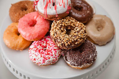  أسوأ 10 أغذية للصحة يجب أن تتخلى عنهم، وماهي بدائلهم الصحية؟  Doughnut-and-pasteries