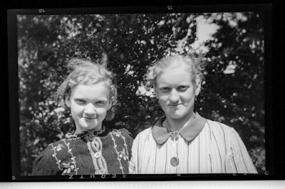 Foto von zwei jungen Frauen - 1930-1950