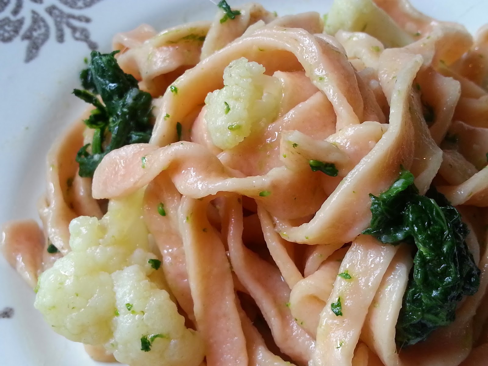 tagliatelle rosse con cime di rapa e cavolfiori