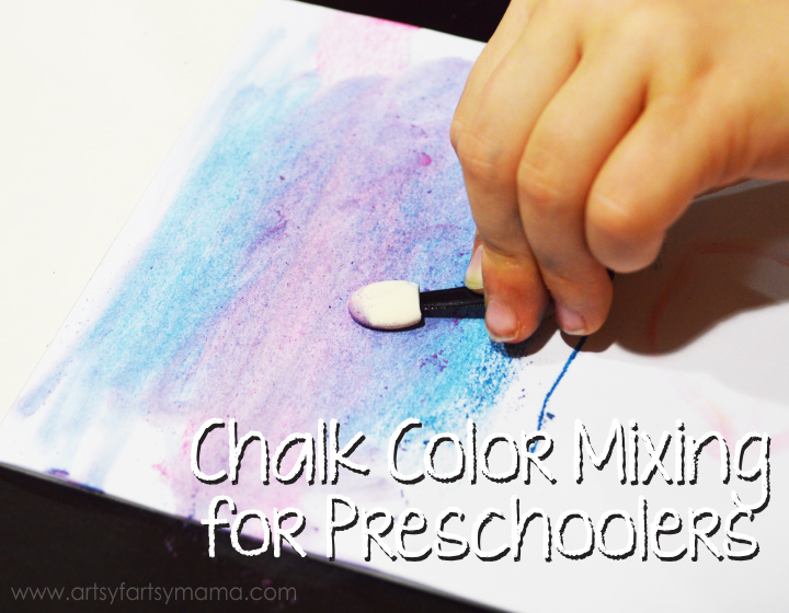 Preschool Chalk Color Mixing at artsyfartsymama.com #preschool #homeschool #chalk #kidscrafts