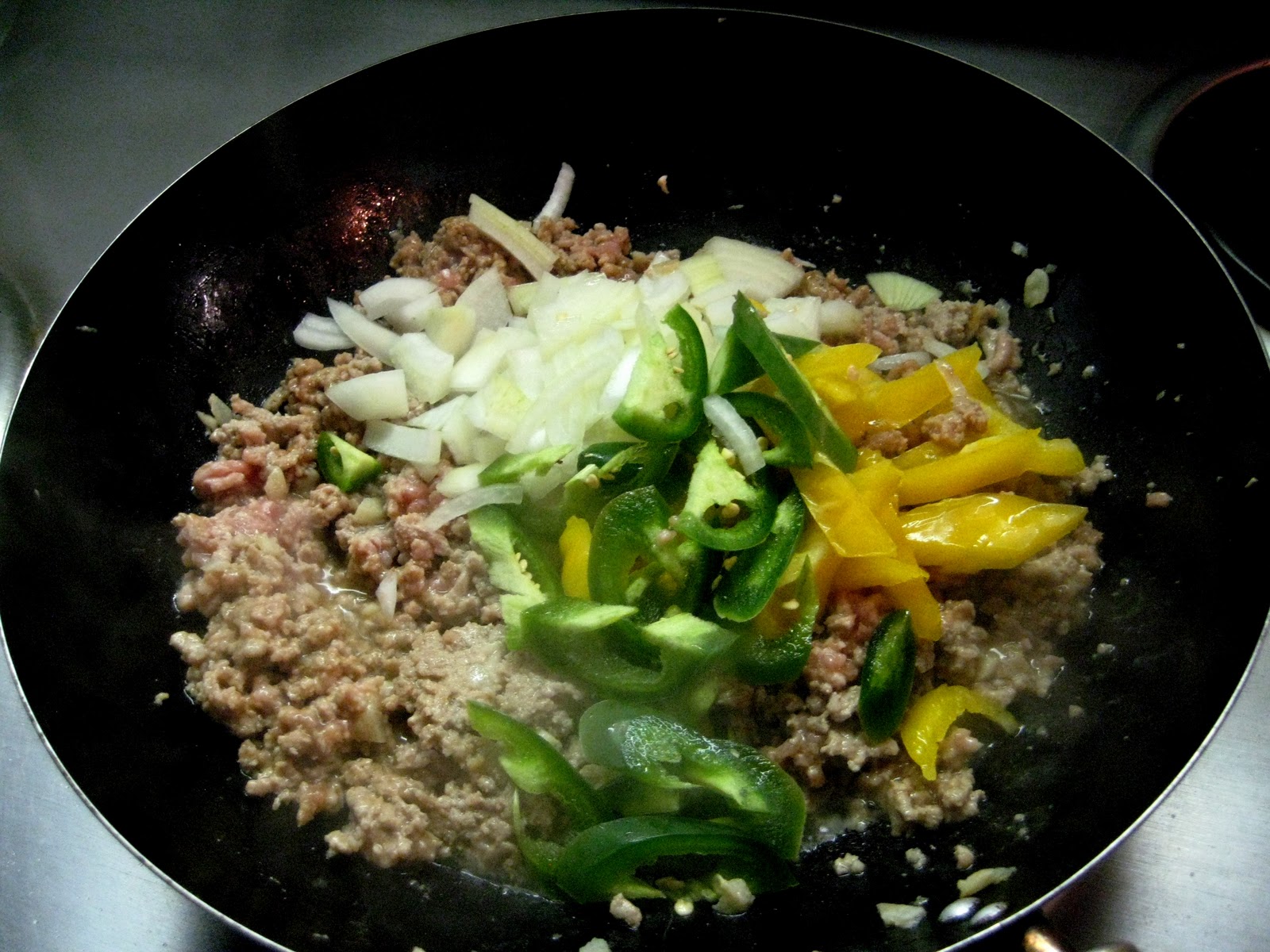 Let's eat......simple! StirFry ground chicken with mushroom and bell
