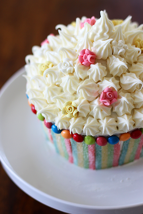 Atayb "Cooking And Recipes" Giant Vanilla Cupcake with Vanilla Buttercream Frosting Recipe