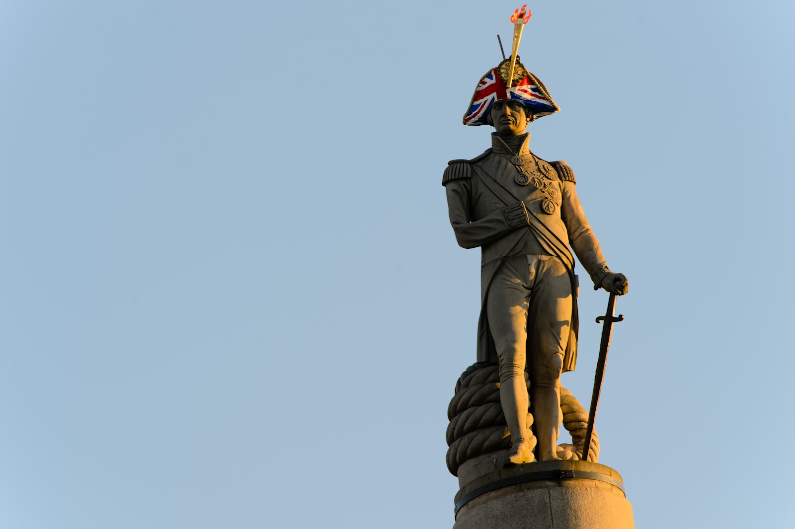 Имя адмирала нельсона 7 букв. Адмирал Нельсон. Адмирал Нельсон и львы. The Statue of Lord Nelson is in Trafalgar Square. Памятник Адмирала Нельсона перевести на английский.