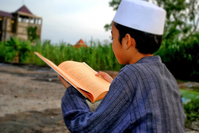 Bagaimana Hukumnya Mempelajari Agama Tanpa Didampingi Seorang Guru ? Bagaimana Hukumnya Mempelajari Agama Tanpa Didampingi Seorang Guru ?