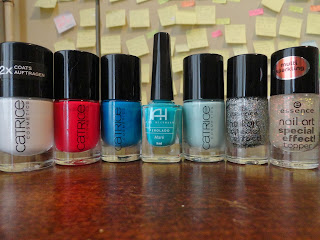 Clothes & Dreams: I've got my hands full with experiments nail polish