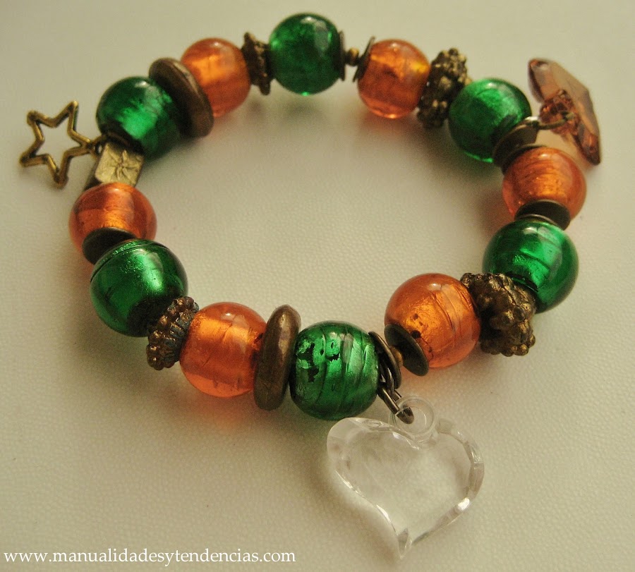 Pulsera de charms verde y naranja/ Charms bracelet
