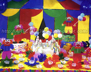 Decoração de festa de aniversário infantil com tema de circo e palhaço