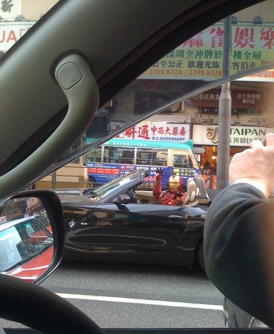 Photo : 香港の車道にて…