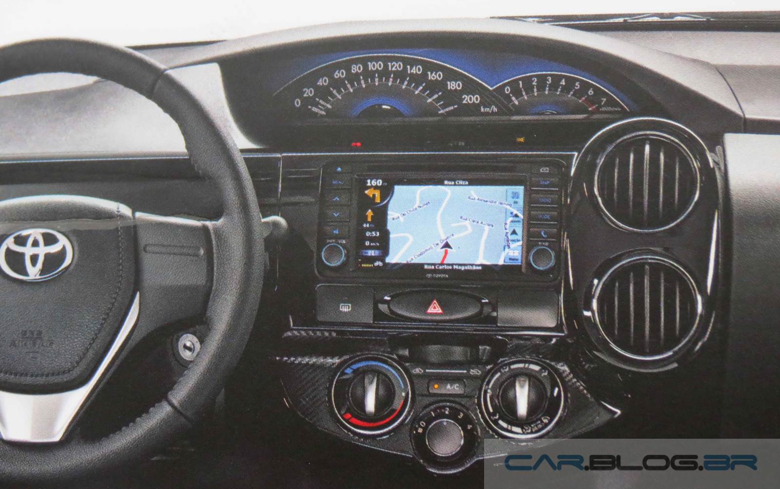 Toyota Etios Platinum - painel com sistema multimídia e GPS