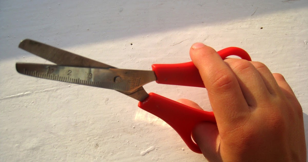 как правильно держать ножницы детям. как держать ножницы ребенку. ножницы в руках ребенка. правила работы с ножницами. правильные ножницы для детей.