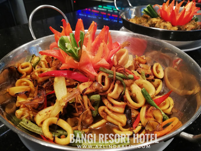 BUFFET CAHAYA RAMADAN 2019 BUKA PUASA DI BANGI RESORT HOTEL - Bila tibanya bulan puasa Ramadan, majlis buka puasa secara buffet memang tak asing lagi di negara kita ini. Jadi ! Entri hari ini, mummy Nak kongsikan pada korang BUFFET CAHAYA RAMADAN 2019 BUKA PUASA DI BANGI RESORT HOTEL. BUFFET CAHAYA RAMADAN 2019 BUKA PUASA DI BANGI RESORT HOTEL Mungkin ada yang tercari-cari tempat makan untuk majlis berbuka di sekitar Bangi dan Putrajaya samada berbuka puasa dengan keluarga, kawan sepejabat, sanak saudara atau rakan-rakan. Nak nampak best berbuka puasa secara esklusif ni, memang mummy highly recommended BUFFET CAHAYA RAMADAN 2019 BUKA PUASA DI BANGI RESORT HOTEL BUFFET CAHAYA RAMADAN 2019 BUKA PUASA DI BANGI RESORT HOTEL akan berada di Restoran Funtasia tingkat 1 di Bangi Resort Hotel. Ada yang tanya mummy, hotel baru ke tu?? Tak pernah dengar nama BANGI RESORT HOTEL tu pun. Oh ya ! Kalau korang nak tahu... hotel ni, dulu kala pernah menggunakan nama HOTEL EQUATORIAL BANGI dan juga HOTEL BANGI-PUTRAJAYA. Jangan tanya mummy lelebih kenapa mereka tukar nama ye ! LEBIH 200 SELEKSI PILIHAN MENU BUFFET CAHAYA RAMADAN 2019 BUKA PUASA DI BANGI RESORT HOTEL Kalau korang nak tahu, sebenarnya berbaloi ke BUFFET CAHAYA RAMADAN 2019 BUKA PUASA DI BANGI RESORT HOTEL. Sebab mereka menghidangkan lebih 200 seleksi pilihan menu untuk BUFFET CAHAYA RAMADAN 2019 BUKA PUASA DI BANGI RESORT HOTEL. Banyak,kan ! Jadi bagi sesiapa yang picky eater. Mummy yakin, dalam banyak-banyak menu di sini pasti ada pilihan yang sesuai ! BUFFET CAHAYA RAMADAN 2019 BUKA PUASA DI BANGI RESORT mengetengahkan menu masakan kampung serta antarabangsa. Terdapat bermacam-macam pilihan makanan dari chef-chef yang hebat dari pembuka selera, mee, nasi, pelbagai lauk sehingga ke pemanis mulut Pilihan minuman yang beraneka jenis dari minuman panas hinggalah ke minuman sejuk Pelbagai sambal : sambal hitam, sambal belacan, sambal tempoyak, sambal mangga, sambal kicap dan lain-lain Tak lupa juga, kid's corner yang di tunggu-tunggu oleh anak-anak kami ! Nasi Kerabu dan Ayam berempah Satay ayam dan daging Japanese Stall juga ada di sini ! Buffet Ramadan di sini memang KAMBING BAKAR ini WAJIB ! Tarikan istimewa tahun ini, ada kehadiran robot bernama "Robbie" yang boleh menyediakan aiskrim dan minuman berasaskan kopi. Nak tahu macam mana? Haaa..bab ni, kena datang sendiri pada bulan Ramadhan nanti. Semua menu BUFFET CAHAYA RAMADAN 2019 BUKA PUASA DI BANGI RESORT HOTEL memang banyak dan boleh memuaskan hati pengunjung. Jangan ragu-ragu bab HALAL. Dapur Funtasia, harmoni, pastry dan banquet semuanya HALAL serta disahkan oleh JAKIM ANAK-ANAK LEPAK SANTAI DI KOLAM IKAN BANGI RESORT HOTEL Sementara nak tunggu waktu buka puasa, anak-anak boleh beriadah di luar BANGI RESORT HOTEL untuk memberi ikan makan di kolam ikan atau ambil angin di kawasan kolam renang. Anak-anak kecil pastinya suka aktiviti sebegini, dan taklah mereka bosan menunggu waktu buffet buka puasa atau waktu makan malam yang panjang. Makanan ikan boleh di dapati dan di beli di lobi hotel. Jangan masukkan sebarangan makanan tau ! Ikan di sini lain. Mereka ada allergy tersendiri. HARGA BUFFET CAHAYA RAMADAN 2019 BUKA PUASA DI BANGI RESORT HOTEL Berapa HARGA BUFFET CAHAYA RAMADAN 2019 BUKA PUASA DI BANGI RESORT HOTEL ? Harga BUFFET CAHAYA RAMADAN 2019 BUKA PUASA DI BANGI RESORT HOTEL adalah serti di bawah :- Beli dari tarikh 15 MAC - 15 APRIL 2019 : RM75++ (dewasa) dan RM37. 50++ (kanak-kanak) PRA BAYAR (24 JAM SEBELUM) : RM90++ (dewasa) dan RM45++ (kanak-kanak) WALK IN DAN HARGA BIASA : RM120++ (dewasa) dan RM60 (kanak-kanak) Bagi setiap pelanggan dewasa yang membeli pakej BUFFET CAHAYA RAMADAN 2019 BUKA PUASA DI BANGI RESORT HOTEL. Setiap RM3.50 akan di salurkan ke tabung Islamic Relief Malaysia. Untuk tempahan, hubungi : Telefon : 03-82102222 Email : fb_reservations@hotelbangi-putrajaya.com Website : www.bangiresorthotel.com BUFFET CAHAYA RAMADAN 2019 BUKA PUASA DI BANGI RESORT HOTEL - Bila tibanya bulan puasa Ramadan, majlis buka puasa secara buffet memang tak asing lagi di negara kita ini. Jadi ! Entri hari ini, mummy Nak kongsikan pada korang BUFFET CAHAYA RAMADAN 2019 BUKA PUASA DI BANGI RESORT HOTEL. BUFFET CAHAYA RAMADAN 2019 BUKA PUASA DI BANGI RESORT HOTEL Mungkin ada yang tercari-cari tempat makan untuk majlis berbuka di sekitar Bangi dan Putrajaya samada berbuka puasa dengan keluarga, kawan sepejabat, sanak saudara atau rakan-rakan. Nak nampak best berbuka puasa secara esklusif ni, memang mummy highly recommended BUFFET CAHAYA RAMADAN 2019 BUKA PUASA DI BANGI RESORT HOTEL BUFFET CAHAYA RAMADAN 2019 BUKA PUASA DI BANGI RESORT HOTEL akan berada di Restoran Funtasia tingkat 1 di Bangi Resort Hotel. Ada yang tanya mummy, hotel baru ke tu?? Tak pernah dengar nama BANGI RESORT HOTEL tu pun. Oh ya ! Kalau korang nak tahu... hotel ni, dulu kala pernah menggunakan nama HOTEL EQUATORIAL BANGI dan juga HOTEL BANGI-PUTRAJAYA. Jangan tanya mummy lelebih kenapa mereka tukar nama ye ! LEBIH 200 SELEKSI PILIHAN MENU BUFFET CAHAYA RAMADAN 2019 BUKA PUASA DI BANGI RESORT HOTEL Kalau korang nak tahu, sebenarnya berbaloi ke BUFFET CAHAYA RAMADAN 2019 BUKA PUASA DI BANGI RESORT HOTEL. Sebab mereka menghidangkan lebih 200 seleksi pilihan menu untuk BUFFET CAHAYA RAMADAN 2019 BUKA PUASA DI BANGI RESORT HOTEL. Banyak,kan ! Jadi bagi sesiapa yang picky eater. Mummy yakin, dalam banyak-banyak menu di sini pasti ada pilihan yang sesuai ! BUFFET CAHAYA RAMADAN 2019 BUKA PUASA DI BANGI RESORT mengetengahkan menu masakan kampung serta antarabangsa. Terdapat bermacam-macam pilihan makanan dari chef-chef yang hebat dari pembuka selera, mee, nasi, pelbagai lauk sehingga ke pemanis mulut Pilihan minuman yang beraneka jenis dari minuman panas hinggalah ke minuman sejuk Pelbagai sambal : sambal hitam, sambal belacan, sambal tempoyak, sambal mangga, sambal kicap dan lain-lain Tak lupa juga, kid's corner yang di tunggu-tunggu oleh anak-anak kami ! Nasi Kerabu dan Ayam berempah Satay ayam dan daging Japanese Stall juga ada di sini ! Buffet Ramadan di sini memang KAMBING BAKAR ini WAJIB ! Tarikan istimewa tahun ini, ada kehadiran robot bernama "Robbie" yang boleh menyediakan aiskrim dan minuman berasaskan kopi. Nak tahu macam mana? Haaa..bab ni, kena datang sendiri pada bulan Ramadhan nanti. Semua menu BUFFET CAHAYA RAMADAN 2019 BUKA PUASA DI BANGI RESORT HOTEL memang banyak dan boleh memuaskan hati pengunjung. Jangan ragu-ragu bab HALAL. Dapur Funtasia, harmoni, pastry dan banquet semuanya HALAL serta disahkan oleh JAKIM ANAK-ANAK LEPAK SANTAI DI KOLAM IKAN BANGI RESORT HOTEL Sementara nak tunggu waktu buka puasa, anak-anak boleh beriadah di luar BANGI RESORT HOTEL untuk memberi ikan makan di kolam ikan atau ambil angin di kawasan kolam renang. Anak-anak kecil pastinya suka aktiviti sebegini, dan taklah mereka bosan menunggu waktu buffet buka puasa atau waktu makan malam yang panjang. Makanan ikan boleh di dapati dan di beli di lobi hotel. Jangan masukkan sebarangan makanan tau ! Ikan di sini lain. Mereka ada allergy tersendiri. HARGA BUFFET CAHAYA RAMADAN 2019 BUKA PUASA DI BANGI RESORT HOTEL Berapa HARGA BUFFET CAHAYA RAMADAN 2019 BUKA PUASA DI BANGI RESORT HOTEL ? Harga BUFFET CAHAYA RAMADAN 2019 BUKA PUASA DI BANGI RESORT HOTEL adalah serti di bawah :- Beli dari tarikh 15 MAC - 15 APRIL 2019 : RM75++ (dewasa) dan RM37. 50++ (kanak-kanak) PRA BAYAR (24 JAM SEBELUM) : RM90++ (dewasa) dan RM45++ (kanak-kanak) WALK IN DAN HARGA BIASA : RM120++ (dewasa) dan RM60 (kanak-kanak) Bagi setiap pelanggan dewasa yang membeli pakej BUFFET CAHAYA RAMADAN 2019 BUKA PUASA DI BANGI RESORT HOTEL. Setiap RM3.50 akan di salurkan ke tabung Islamic Relief Malaysia. Untuk tempahan, hubungi : Telefon : 03-82102222 Email : fb_reservations@hotelbangi-putrajaya.com Website : www.bangiresorthotel.com