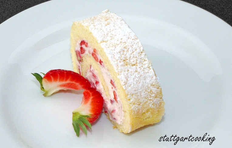 stuttgartcooking: Biskuit-Roulade mit einer Erdbeer-Füllung stuttgartcooking: Biskuit-Roulade mit einer Erdbeer-Füllung