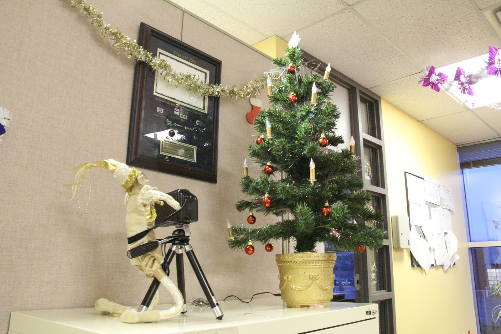 2017 - Un lutin au bureau: 5 décembre 2017 - Le lutin photographie les
