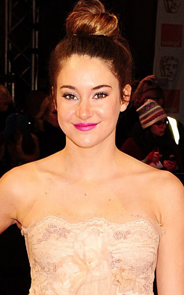 To be Party Queen: Shailene Woodley wear a white strapless chiffon